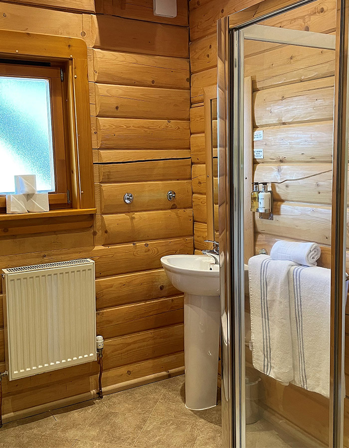 A bathroom in a Glen Lodge at Glen Clova Hotel