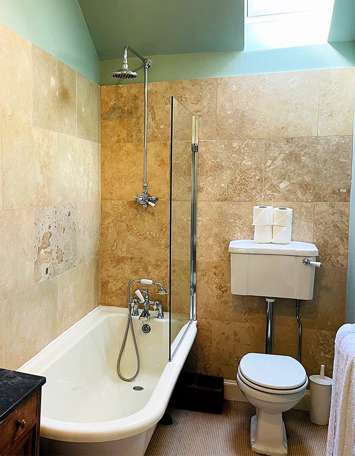 A bathroom in The Old Manse at Glen Clova Hotel