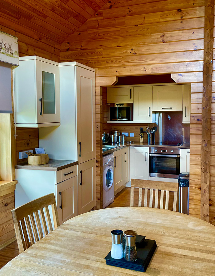 Kitchen and dining bedroom in a Clova Lodge at Glen Clova Hotel