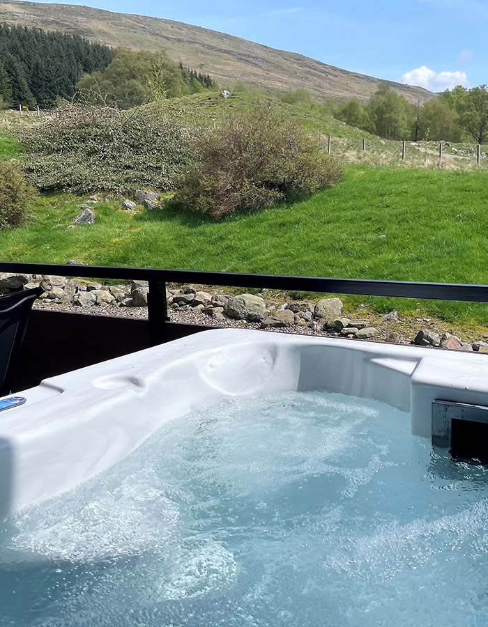 A hot tub at a Clova Lodge at Glen Clova Hotel