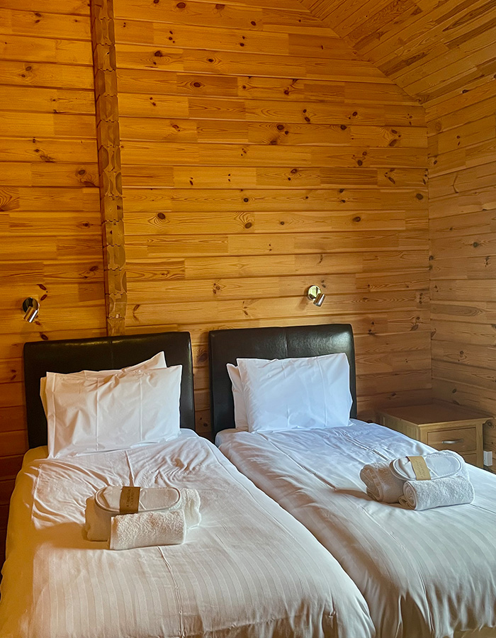 A twin bedroom in a Clova Lodge at Glen Clova Hotel