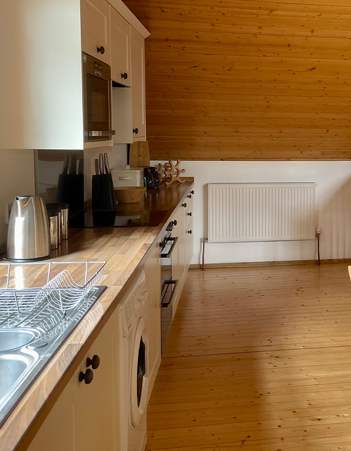 A kitchen in a Glen Lodge at Glen Clova Hotel